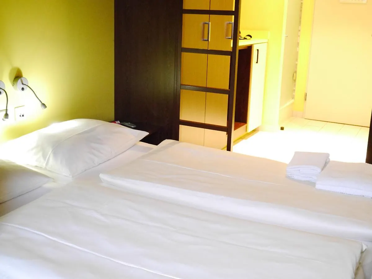 **  Bridge Inn Hotel המבורג גרמניה
